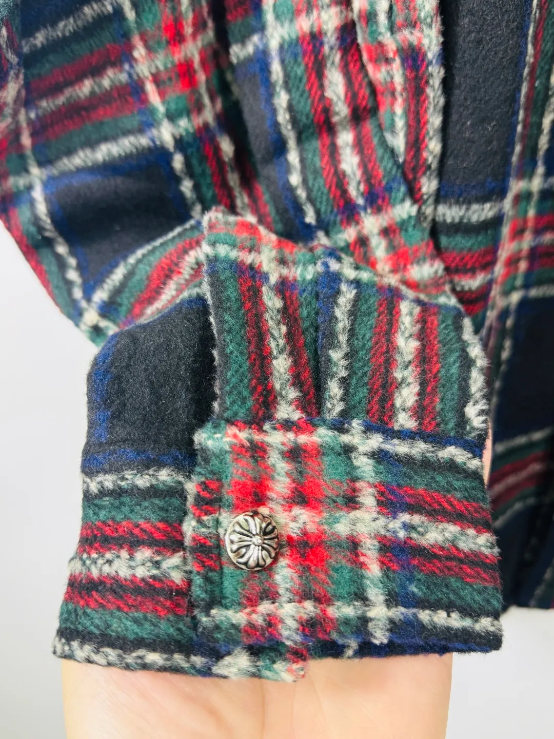 P300 top version, real shot without P, ​​different from market currency) 𝗖𝗵𝗿𝗼𝗺𝗲 𝗛𝗲𝗮𝗿𝘁𝘀/Cro Xin 2025 plaid shirt Accessories: Original model-opening collar label ➕100% silk wash water label. Genuine purchase-grade original hangtag➕matching hanging rope➕3D hanging beads➕original packaging bag. Craftsmanship: The original version has consistent wiring! The highest version of the armhole matching technique!  Color: Color Size: S M L XL